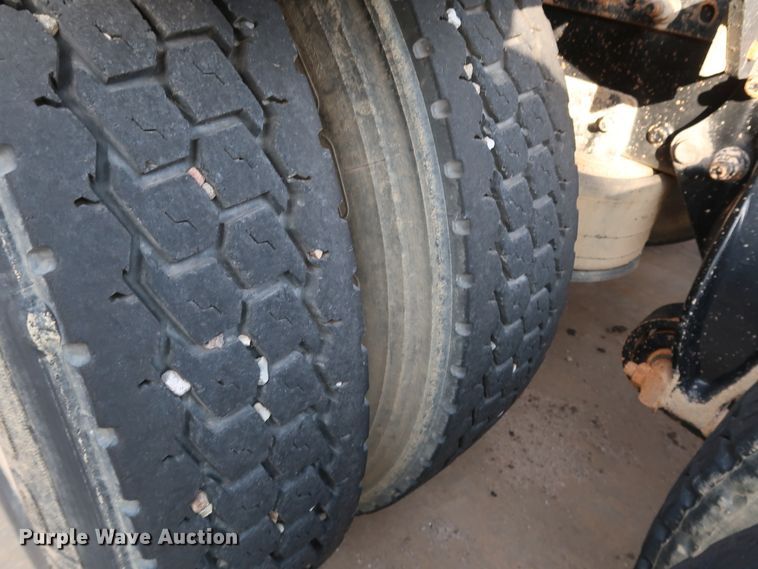 image for item DJ2401 2008 Freightliner FLD120  semi truck