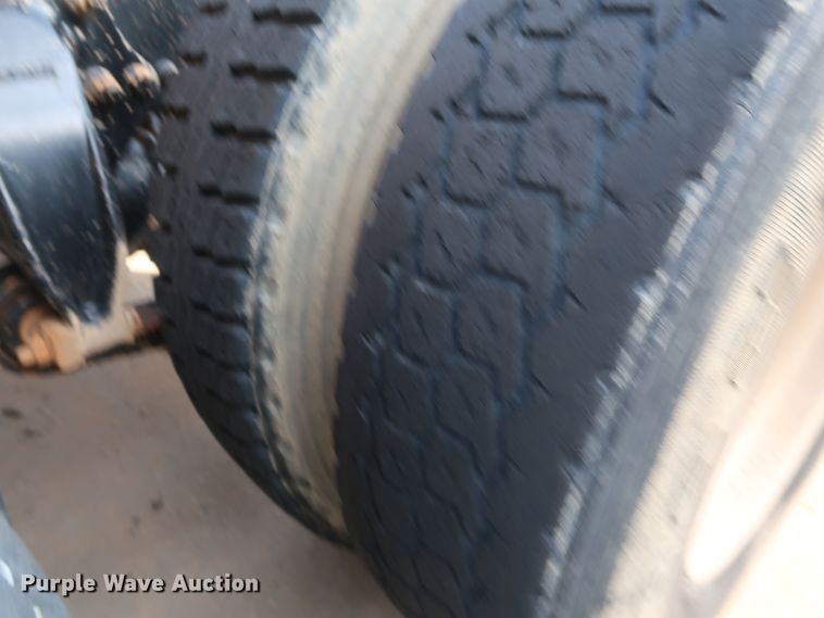 image for item DJ2401 2008 Freightliner FLD120  semi truck