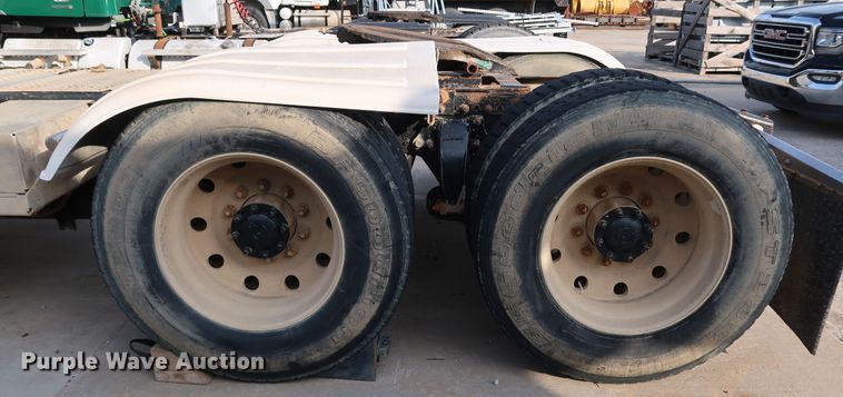 image for item DJ2401 2008 Freightliner FLD120  semi truck