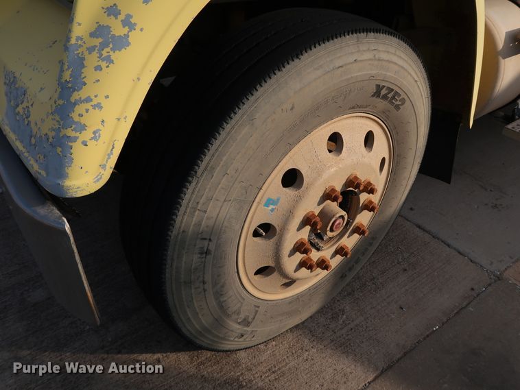 image for item DJ2401 2008 Freightliner FLD120  semi truck