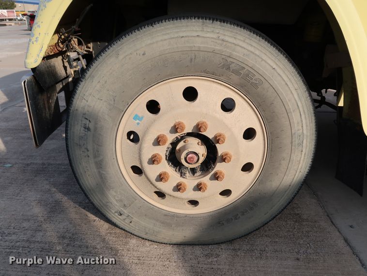 image for item DJ2401 2008 Freightliner FLD120  semi truck