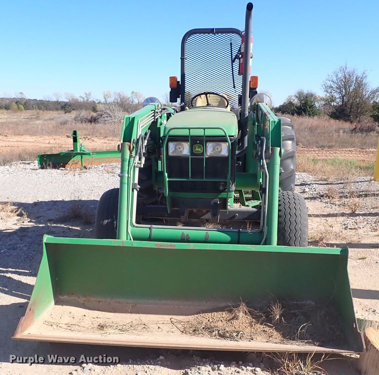 image for item IC9689 2004 John Deere 5205  tractor