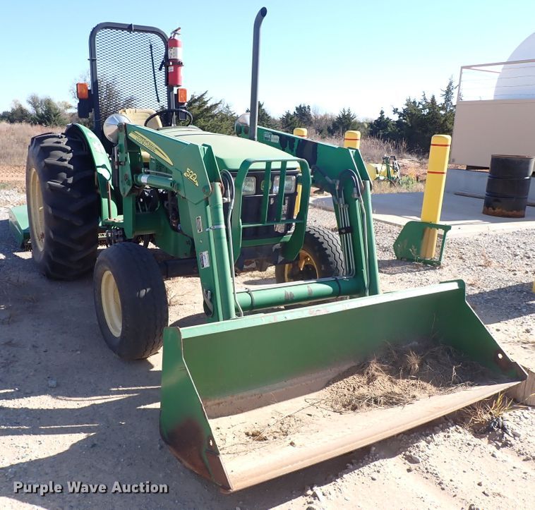 image for item IC9689 2004 John Deere 5205  tractor