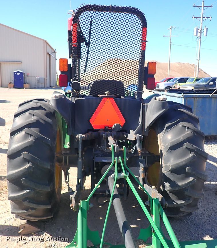 image for item IC9689 2004 John Deere 5205  tractor