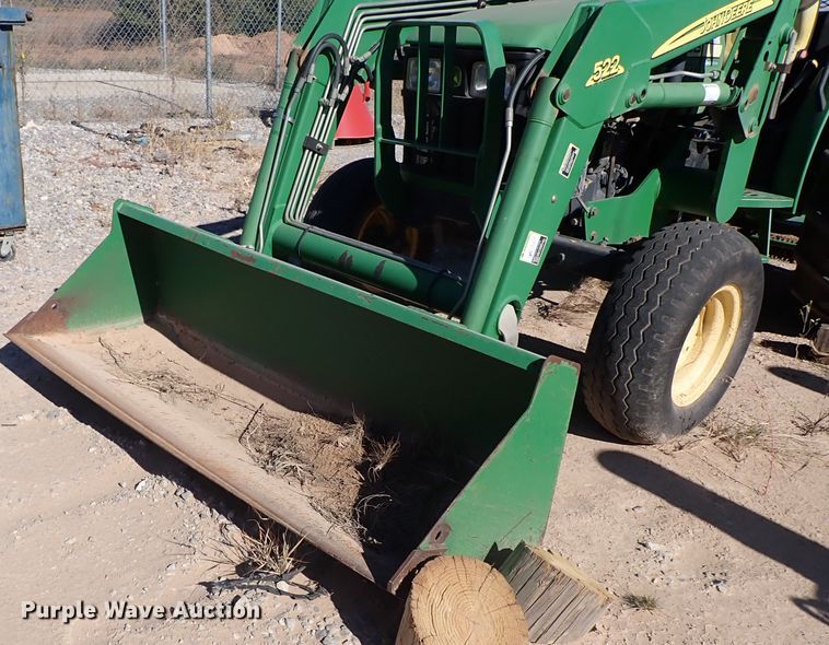 image for item IC9689 2004 John Deere 5205  tractor