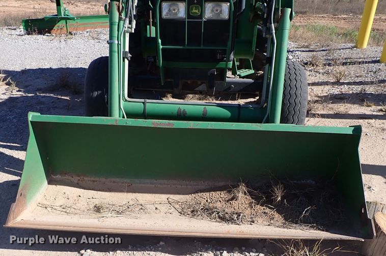 image for item IC9689 2004 John Deere 5205  tractor