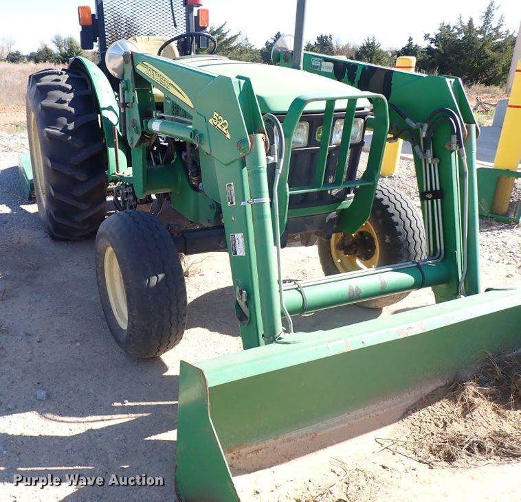 image for item IC9689 2004 John Deere 5205  tractor