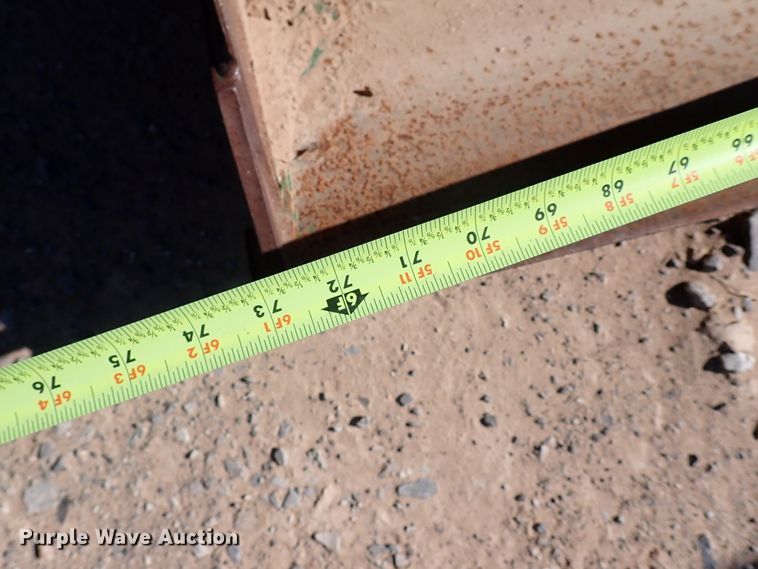 image for item IC9689 2004 John Deere 5205  tractor