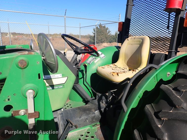 image for item IC9689 2004 John Deere 5205  tractor