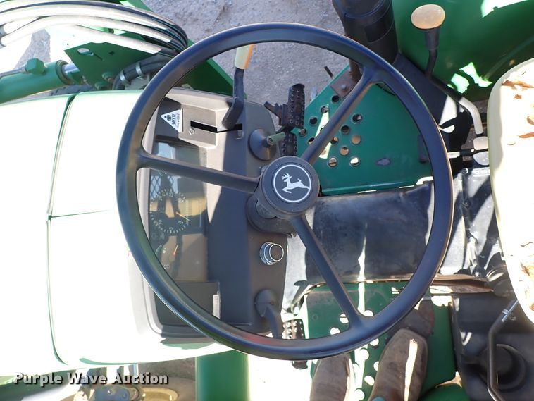 image for item IC9689 2004 John Deere 5205  tractor