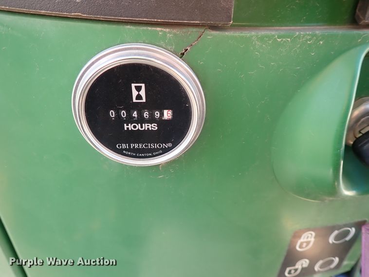 image for item IC9689 2004 John Deere 5205  tractor