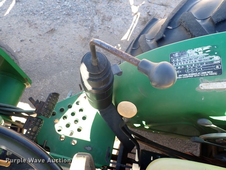 image for item IC9689 2004 John Deere 5205  tractor