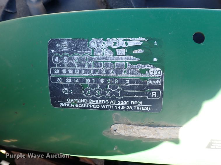 image for item IC9689 2004 John Deere 5205  tractor