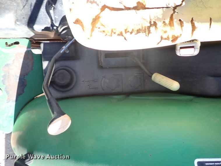 image for item IC9689 2004 John Deere 5205  tractor