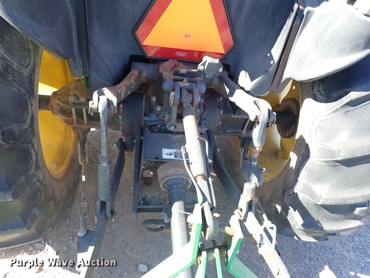 image for item IC9689 2004 John Deere 5205  tractor