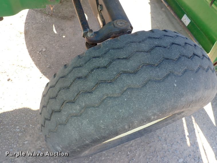 image for item IC9689 2004 John Deere 5205  tractor