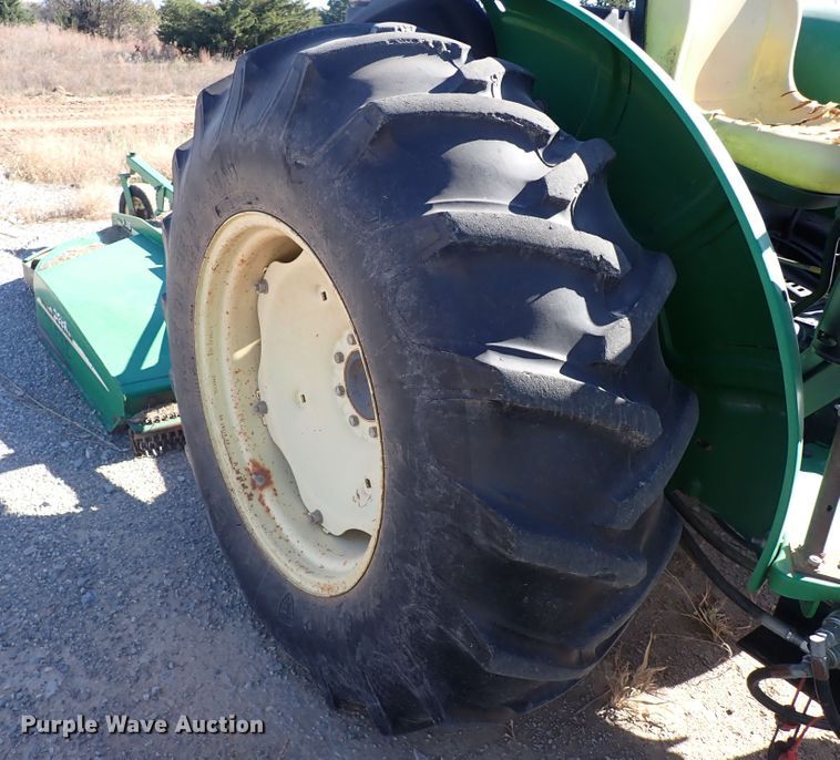 image for item IC9689 2004 John Deere 5205  tractor