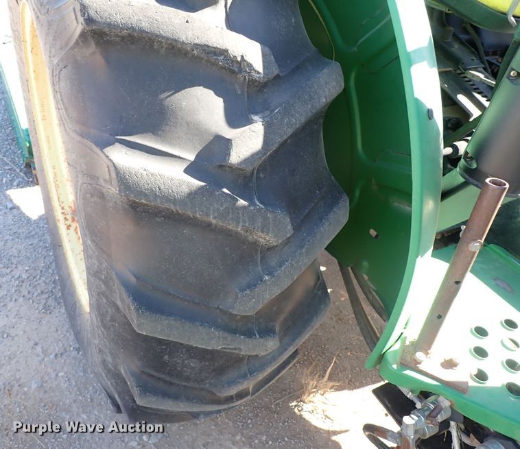 image for item IC9689 2004 John Deere 5205  tractor