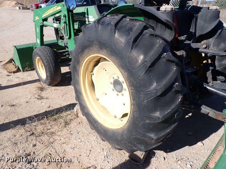 image for item IC9689 2004 John Deere 5205  tractor