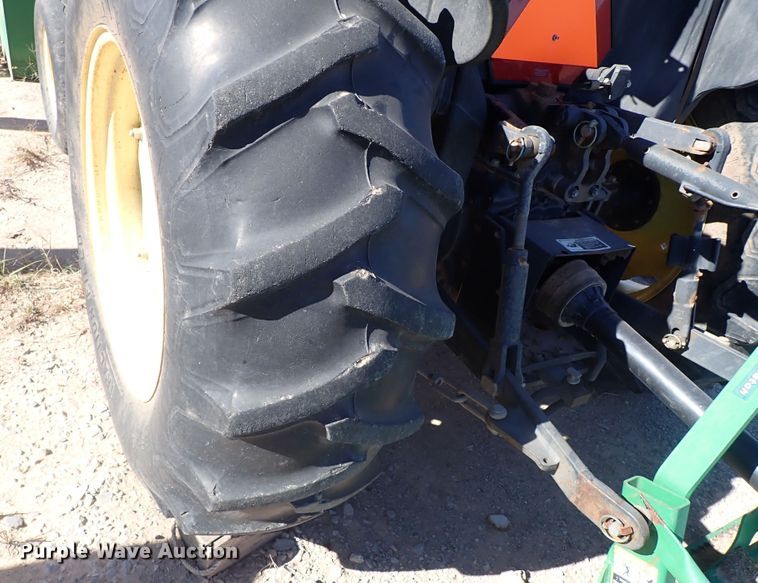 image for item IC9689 2004 John Deere 5205  tractor