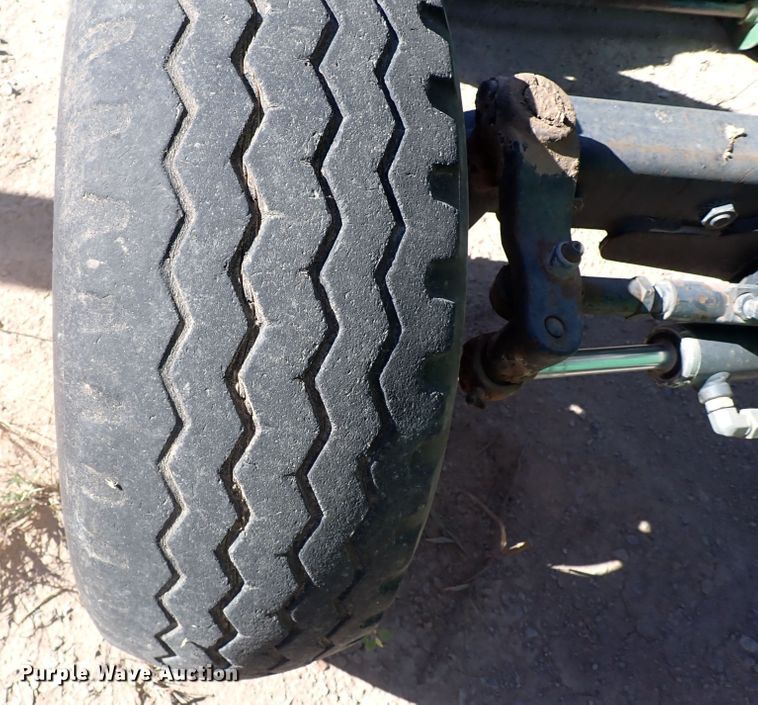 image for item IC9689 2004 John Deere 5205  tractor