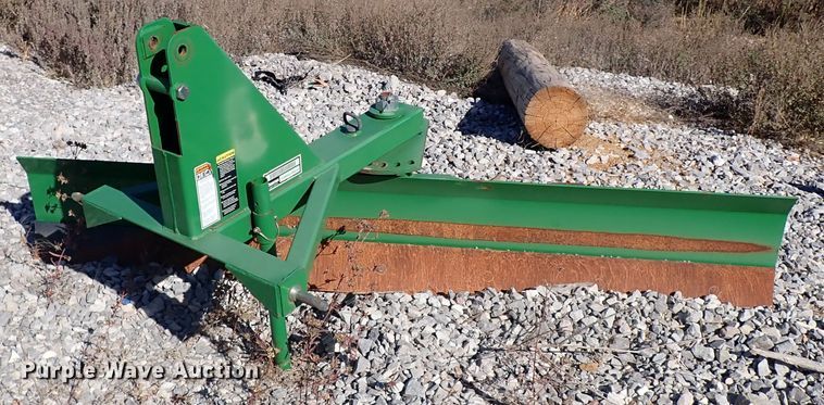 image for item IC9689 2004 John Deere 5205  tractor