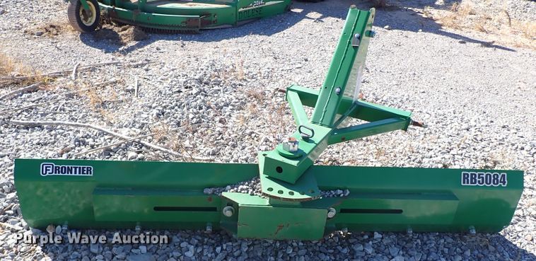 image for item IC9689 2004 John Deere 5205  tractor