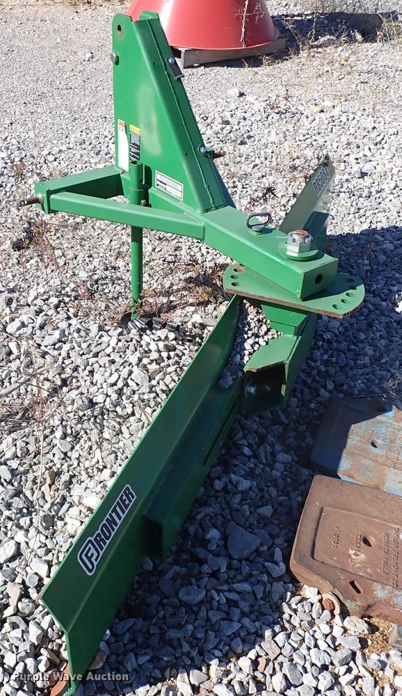 image for item IC9689 2004 John Deere 5205  tractor