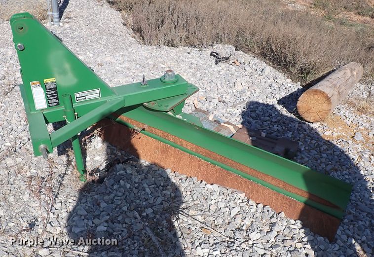 image for item IC9689 2004 John Deere 5205  tractor