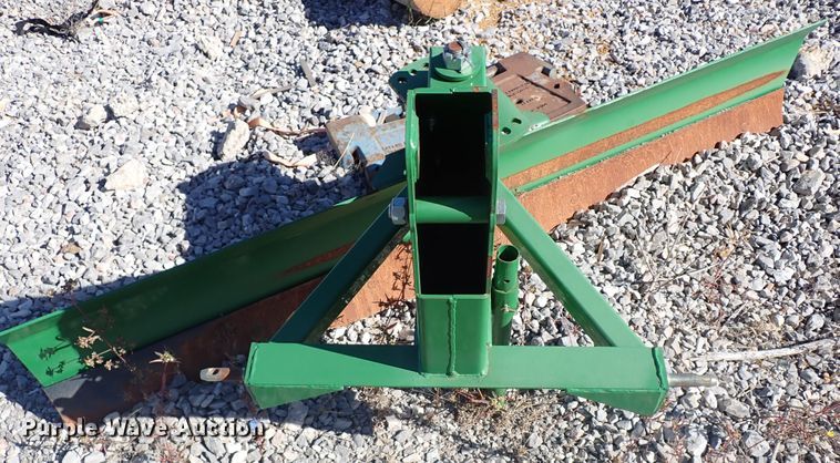 image for item IC9689 2004 John Deere 5205  tractor