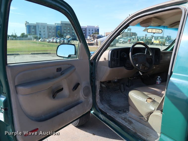 image for item JP9346 2004 Chevrolet Silverado 2500HD  pickup truck