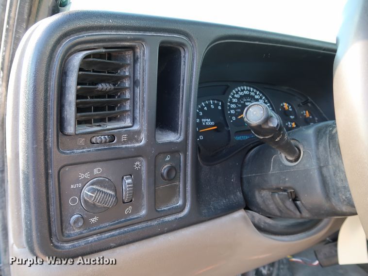 image for item JP9346 2004 Chevrolet Silverado 2500HD  pickup truck