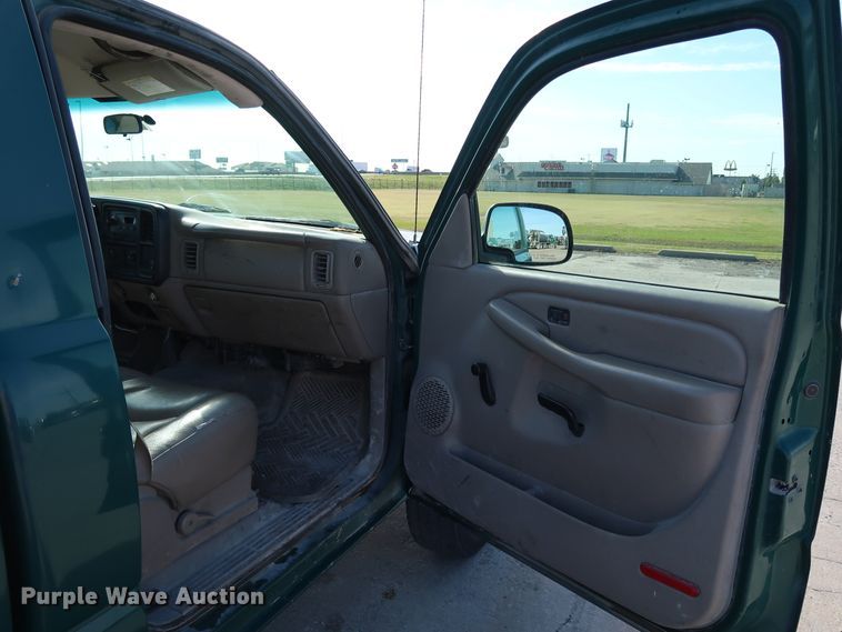 image for item JP9346 2004 Chevrolet Silverado 2500HD  pickup truck