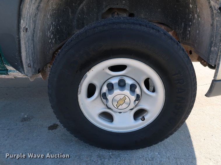 image for item JP9346 2004 Chevrolet Silverado 2500HD  pickup truck