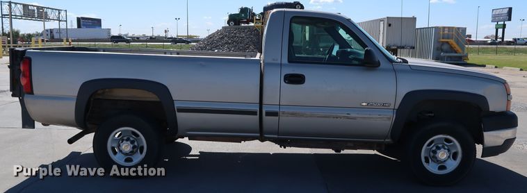 image for item JP9352 2004 Chevrolet Silverado 2500HD  pickup truck