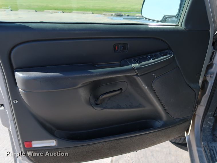 image for item JP9352 2004 Chevrolet Silverado 2500HD  pickup truck