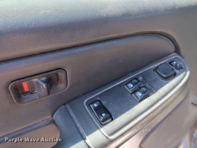 image for item JP9352 2004 Chevrolet Silverado 2500HD  pickup truck