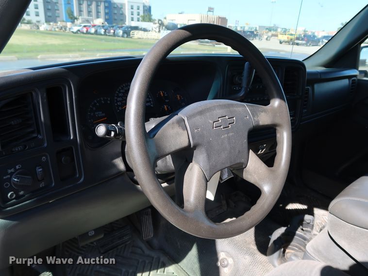 image for item JP9352 2004 Chevrolet Silverado 2500HD  pickup truck