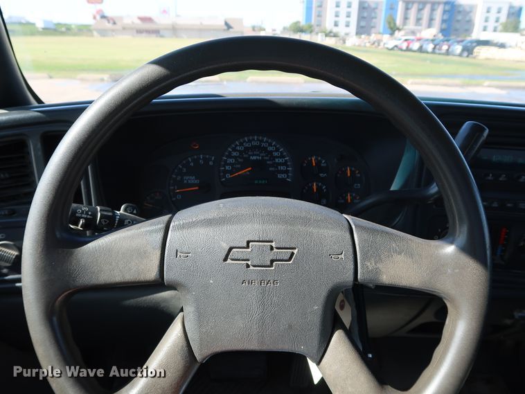 image for item JP9352 2004 Chevrolet Silverado 2500HD  pickup truck