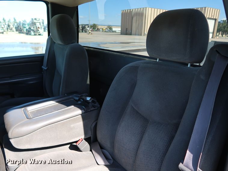 image for item JP9352 2004 Chevrolet Silverado 2500HD  pickup truck