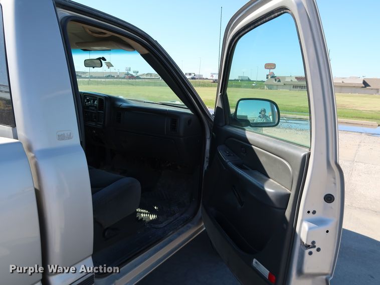 image for item JP9352 2004 Chevrolet Silverado 2500HD  pickup truck