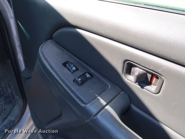 image for item JP9352 2004 Chevrolet Silverado 2500HD  pickup truck