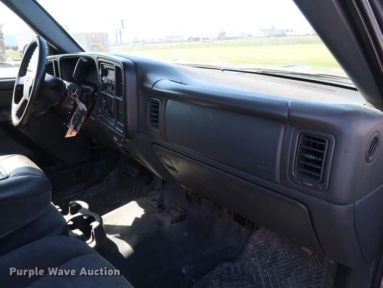 image for item JP9352 2004 Chevrolet Silverado 2500HD  pickup truck