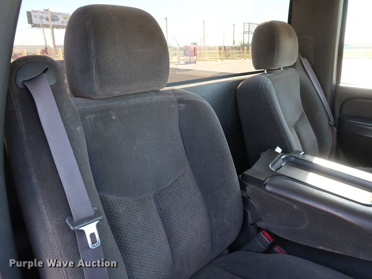 image for item JP9352 2004 Chevrolet Silverado 2500HD  pickup truck