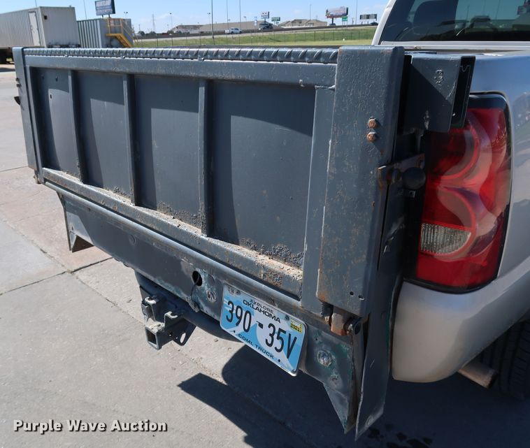 image for item JP9352 2004 Chevrolet Silverado 2500HD  pickup truck