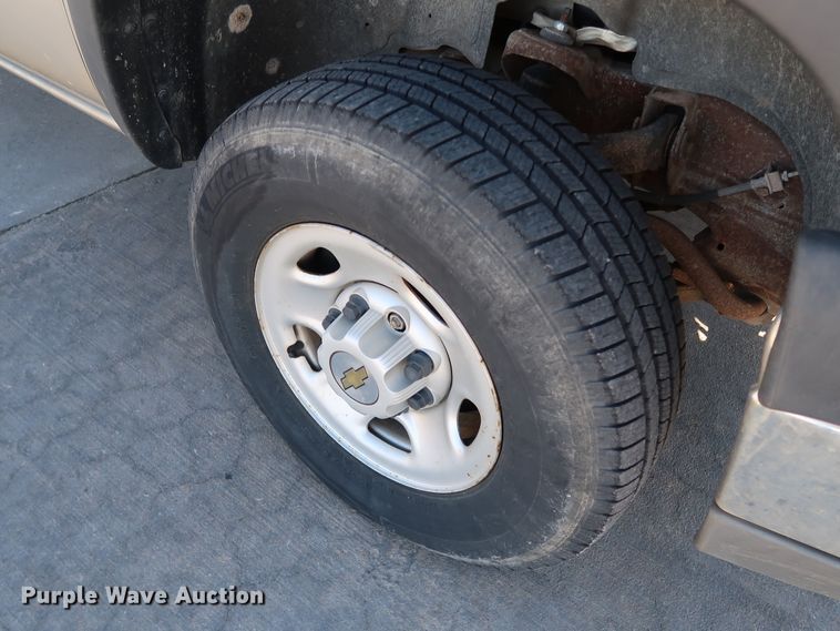 image for item JP9352 2004 Chevrolet Silverado 2500HD  pickup truck