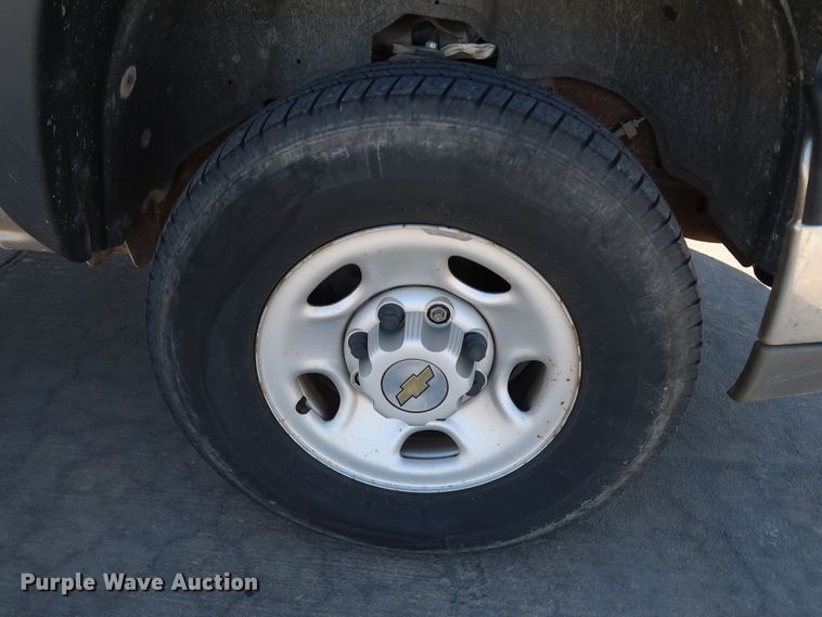 image for item JP9352 2004 Chevrolet Silverado 2500HD  pickup truck