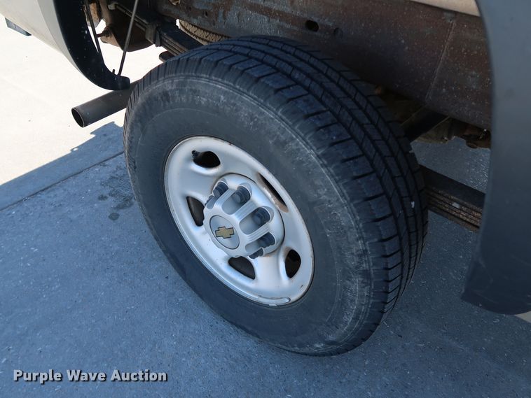 image for item JP9352 2004 Chevrolet Silverado 2500HD  pickup truck