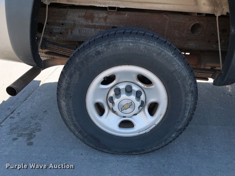 image for item JP9352 2004 Chevrolet Silverado 2500HD  pickup truck