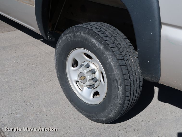 image for item JP9352 2004 Chevrolet Silverado 2500HD  pickup truck
